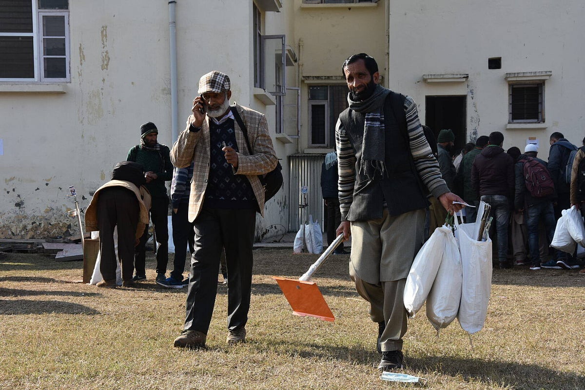 7th Phase of DDC Elections in Poonch District, India 68 polling parties were dispatched on Tuesday December 15, 2020 from HSS Mendhar for 7th phase of DDC Elections Panchayat Bypolls. Voting will be held in Mendhar A and Mendhar B DDC constituency of Poonch district on Wednesday. -  IMAGO / INA Photo Agency