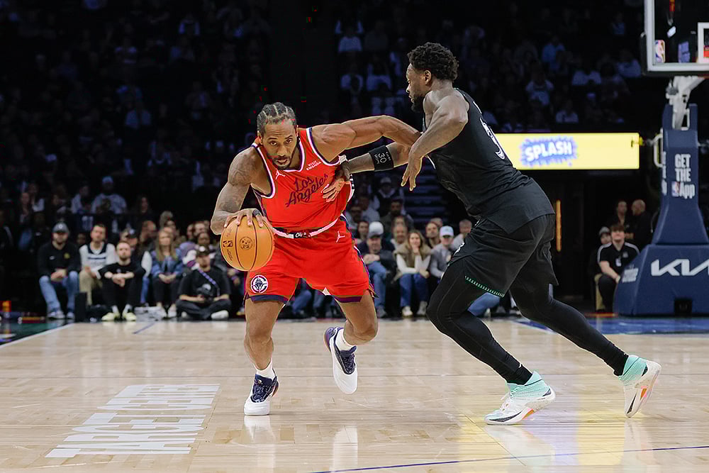 Los Angeles Clippers forward Kawhi Leonard, left, drives to the basket while Minnesota Timberwolves forward Julius Randle, right, defends during the second half of an NBA basketball game in Minneapolis. - | Photo: AP/Bailey Hillesheim