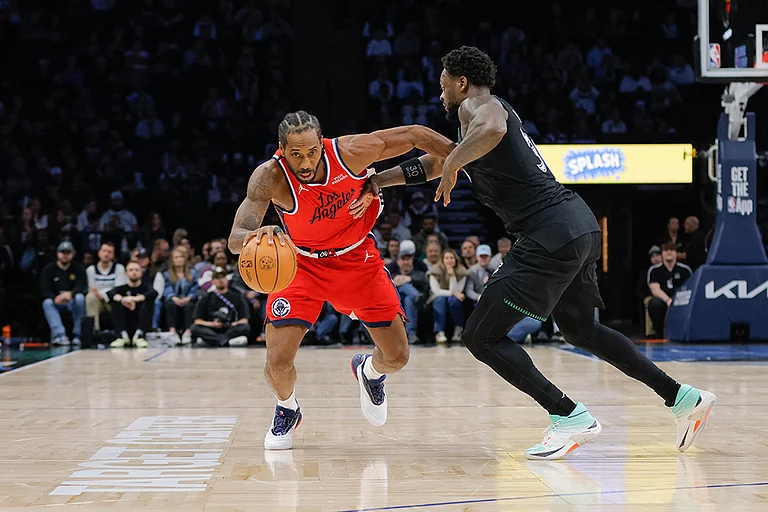 Los Angeles Clippers forward Kawhi Leonard, left, drives to the basket while Minnesota Timberwolves forward Julius Randle, right, defends during the second half of an NBA basketball game in Minneapolis. - | Photo: AP/Bailey Hillesheim