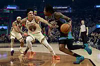 NBA: Gui Santos Shines As Golden State Warriors Edge Memphis Grizzlies 114-113 | Photo: AP/Jed Jacobsohn : Memphis Grizzlies forward GG Jackson (45) drives to the basket against Golden State Warriors forward Gui Santos (15) during the first half of an NBA basketball game in San Francisco.