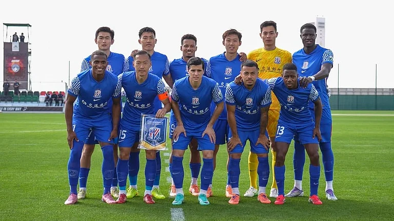 File photo of Shanghai Shenhua FC players posing for a team photo ahead of a friendly game. - Photo: Instagram/Shanghai Shenhua FC