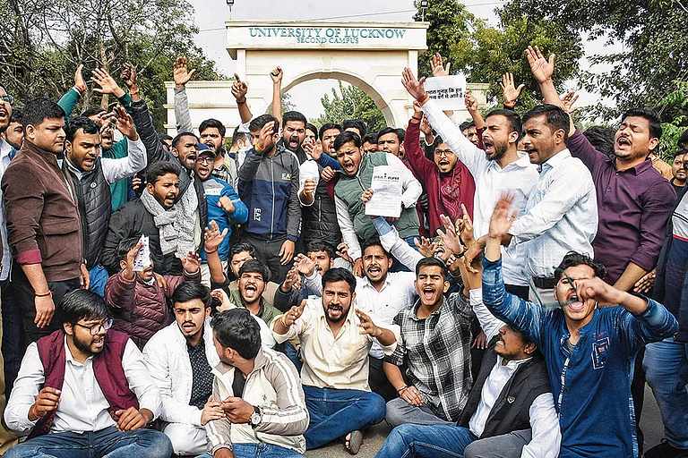 Up in Arms: Students of Lucknow University stage a protest against the new UGC equity regulations - | Photo: Imago/ANI