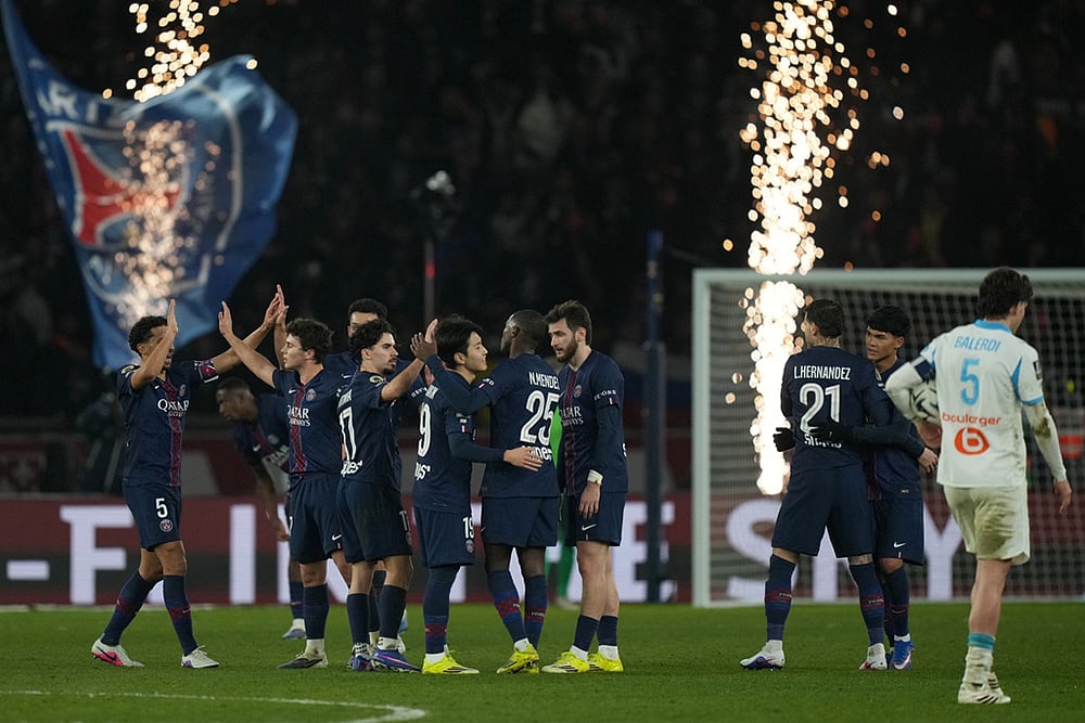 PSG players celebrate at the end of the French League One soccer match between Paris Saint-Germain and Marseille in Paris, Sunday, Feb. 8, 2026.  - | Photo: AP/Thibault Camus