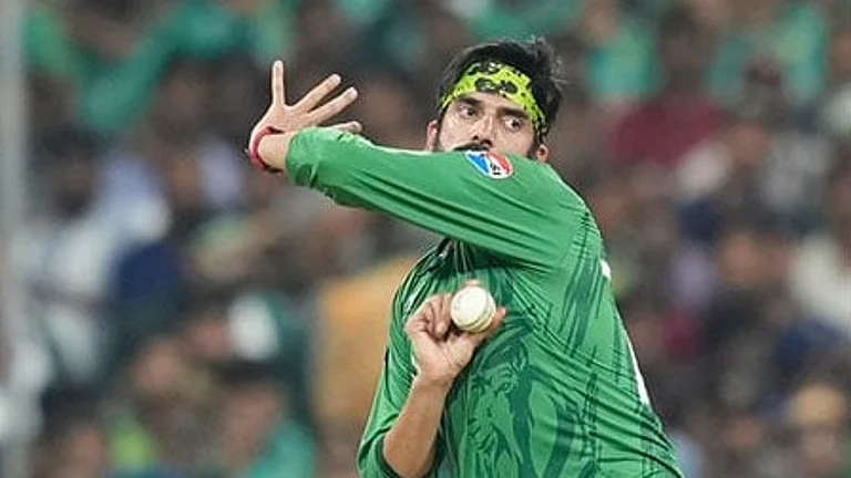 Pakistan's Usman Tariq bowls a delivery during the T20 World Cup cricket match between Pakistan and the United States in Colombo, Sri Lanka. - Photo: AP/Eranga Jayawardena