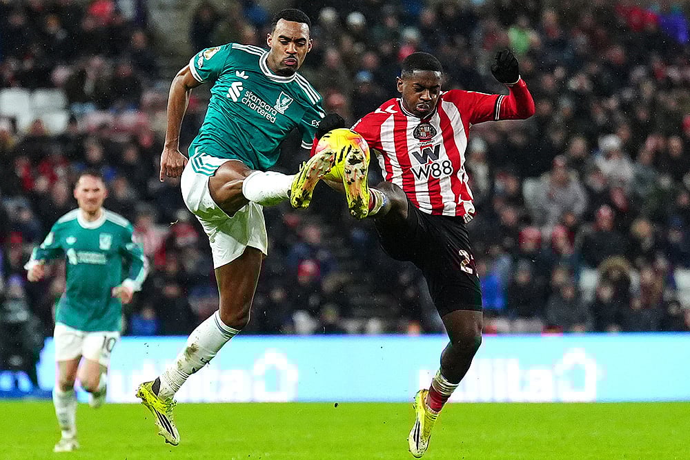 Liverpool's Ryan Gravenberch, left, and Sunderland's Noah Sadiki battle for the ball during the English Premier League soccer match, in Sunderland, England. - | Photo: Owen Humphreys/PA via AP