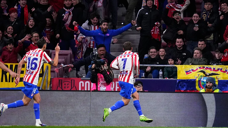 Atletico Madrid's Antoine Griezmann, right, celebrates after scoring his side's second goal during the Copa del Rey semifinal first leg soccer match between Atletico Madrid and Barcelona in Madrid, Spain, Thursday, Feb. 12, 2026. - (AP Photo/Manu Fernandez)