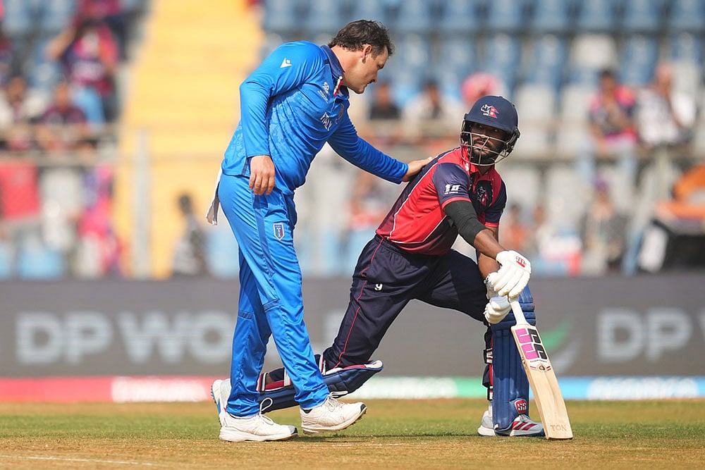 Italy's Benjamin Manenti, left, gesture with Nepal's Aasif Sheikh during the T20 World Cup cricket match between Italy and Nepal in Mumbai, India. - | Photo: AP/Rafiq Maqbool