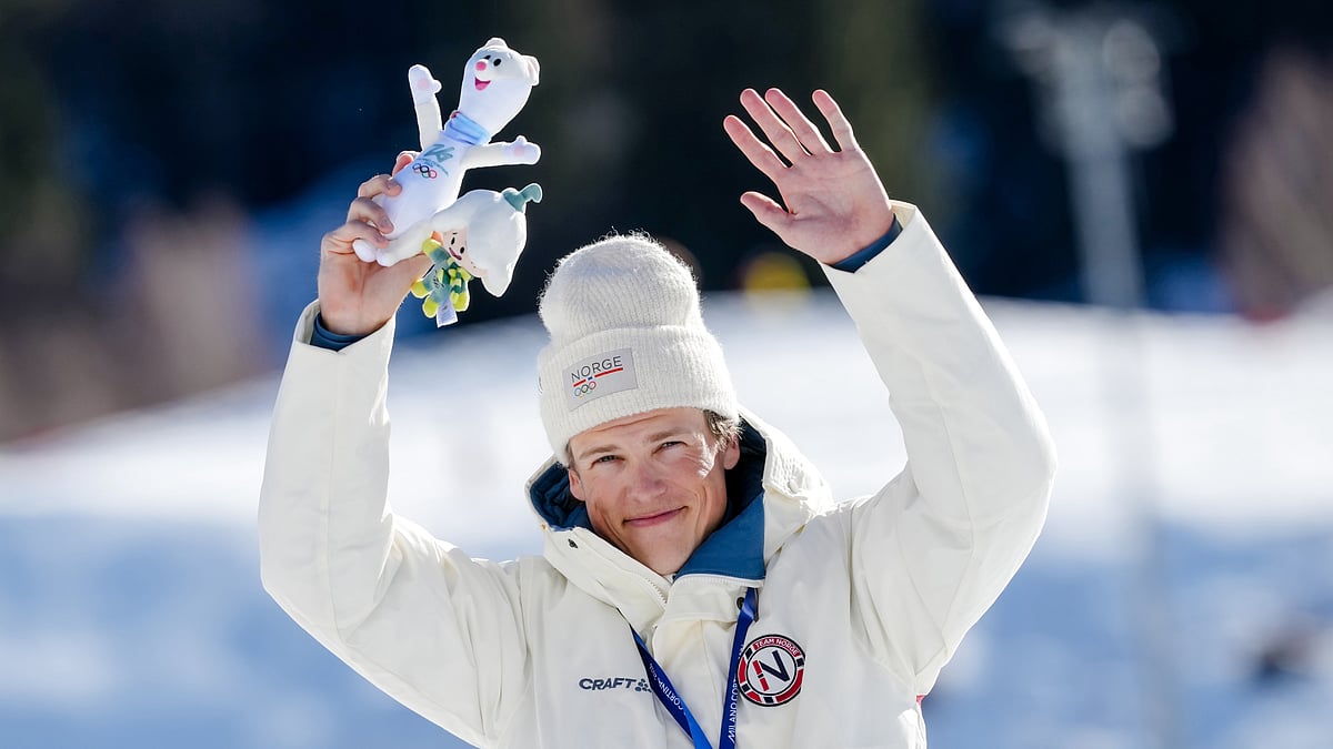 Johannes Hoesflot Klaebo, of Norway, waves after winning the gold medal in the cross country skiing men's 10km interval start free at the 2026 Winter Olympics, in Tesero, Italy, Friday, Feb. 13, 2026.  - (AP Photo/Evgeniy Maloletka)
