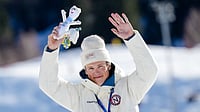 (AP Photo/Evgeniy Maloletka)
 : Johannes Hoesflot Klaebo, of Norway, waves after winning the gold medal in the cross country skiing men's 10km interval start free at the 2026 Winter Olympics, in Tesero, Italy, Friday, Feb. 13, 2026. 