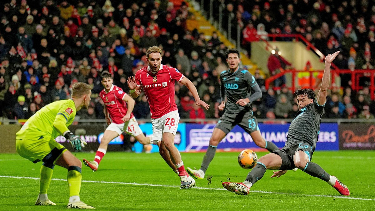 Ipswich Town's Jacob Greaves, right, blocks a cross as Wrexham's Sam Smith (28) looks on during an English FA Cup fourth round soccer, Friday, Feb. 13, 2026, in Wrexham, Wales. - (Martin Rickett/PA via AP)