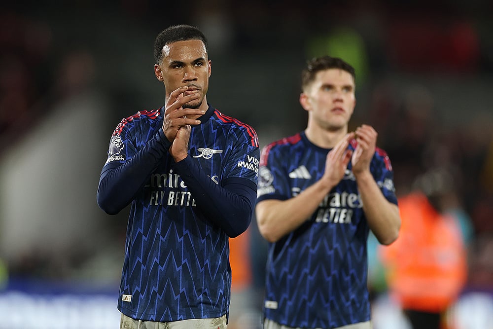 Arsenal's Gabriel, left, and Viktor Gyoekeres leave the pitch after the English Premier League soccer match between Brentford and Arsenal in London. - | Photo: AP/Ian Walton