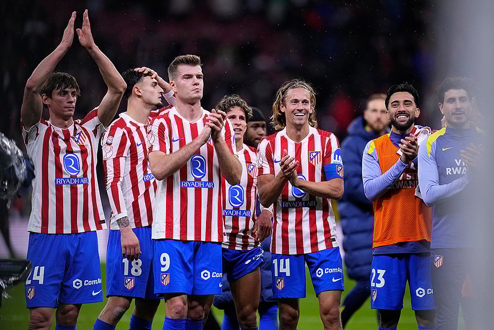 Atletico Madrid's team players celebrate after the Copa del Rey semifinal first leg soccer match between Atletico Madrid and Barcelona in Madrid, Spain.  - | Photo: AP/Manu Fernandez