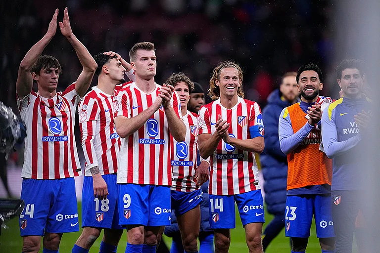 Atletico Madrid's team players celebrate after the Copa del Rey semifinal first leg soccer match between Atletico Madrid and Barcelona in Madrid, Spain. - | Photo: AP/Manu Fernandez