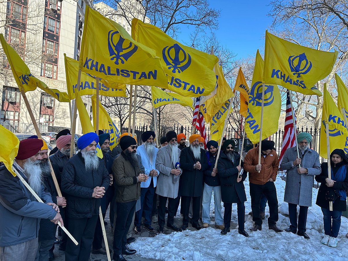 Sikhs from across the United States and Canada pray outside Manhattan federal court in New York, Friday, Feb. 13, 2026, after a man from India pleads guilty to conspiring to assassinate a New York lawyer and human rights advocate campaigning to turn Punjab, a state in northwest India, into a sovereign Sikh state to be renamed the Democratic Republic of Khalistan. - (AP Photo/Larry Neumeister) 