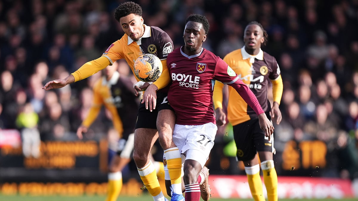 Burton Albion's Kain Adom, left, and West Ham United's Soungoutou Magassa in action during the English FA Cup fourth round soccer match between Burton Albion and West Ham United in Burton upon Trent, England, Saturday Feb. 14, 2026.  - | Photo: PA/Mike Egerton via AP