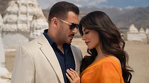 YouTube : Salman Khan and Chitrangda Singh in Main Hoon song from Battle of Galwan
