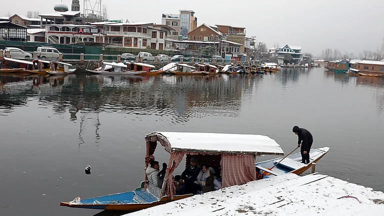 Snowfall in Srinagar, India A Kashmiri boatman pushes his boat after a fresh snowfall on cold winter morning at the Dal Lake, Srinagar, India on January 25, 2026. - IMAGO / Matrix Images