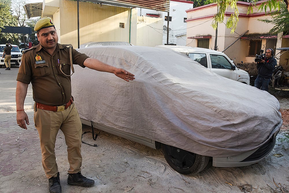 Man shoots girlfriend, then himself inside parked car in Noida