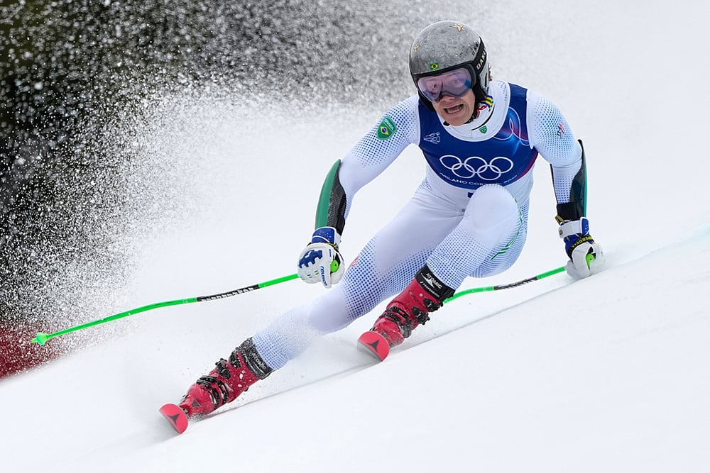 Brazil's Lucas Pinheiro Braathen speeds down the course, during an alpine ski, men's giant slalom race, at the 2026 Winter Olympics, in Bormio, Italy. - | Photo: AP/John Locher