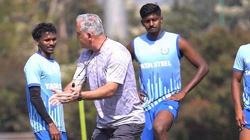 Jamshedpur FC head coach Owen Coyle with his players at a training session.  - Photo: X/Jamshedpur FC
