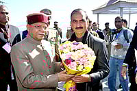 Outlook Photo : Governor Shiv Pratap Shukla is being welcomed by Chief Minister Sukhwinder Singh Sukhu at the state assembly on his arrival on Monday