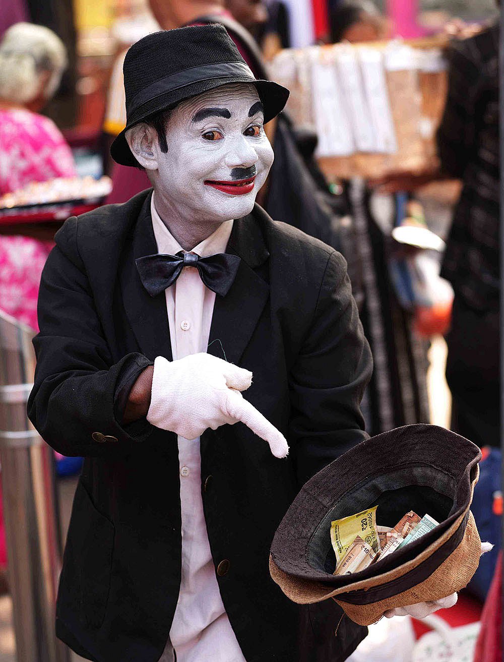 How do street performers earn money in Mumbai?