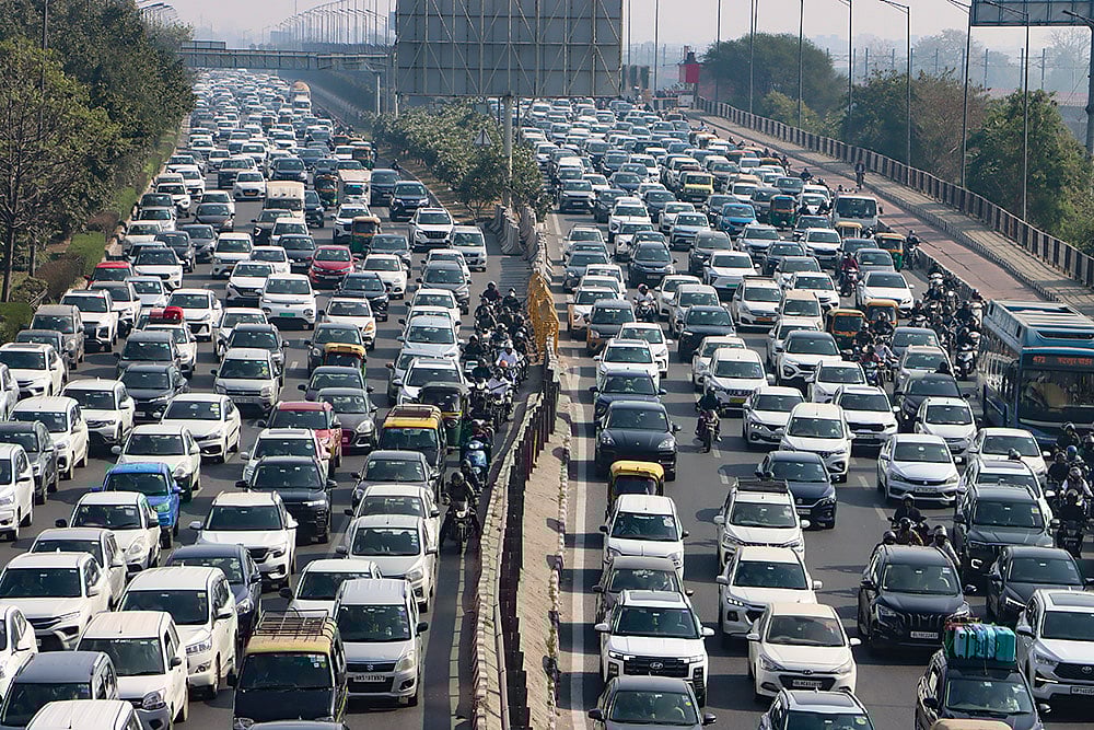 Delhi: Heavy traffic near Sarai Kale Khan amid AI Summit restrictions