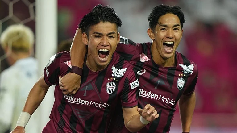 Vissel Kobe footballers celebrating a goal against Varen Nagasaki in J League 2025-26. - visselkobe/X