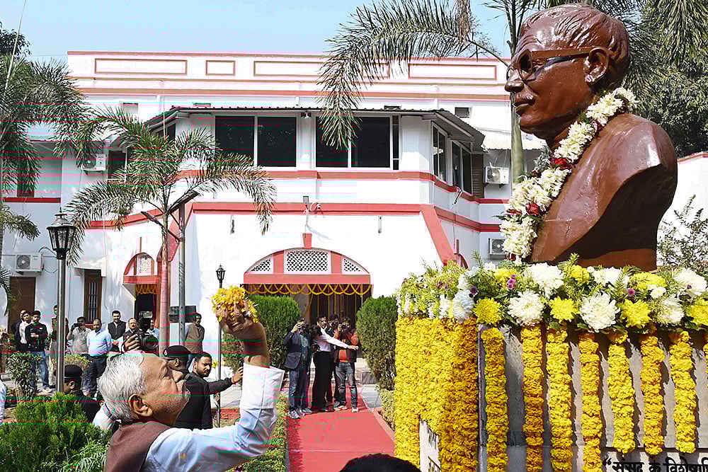 Nitish Kumar pays tribute to Karpoori Thakur