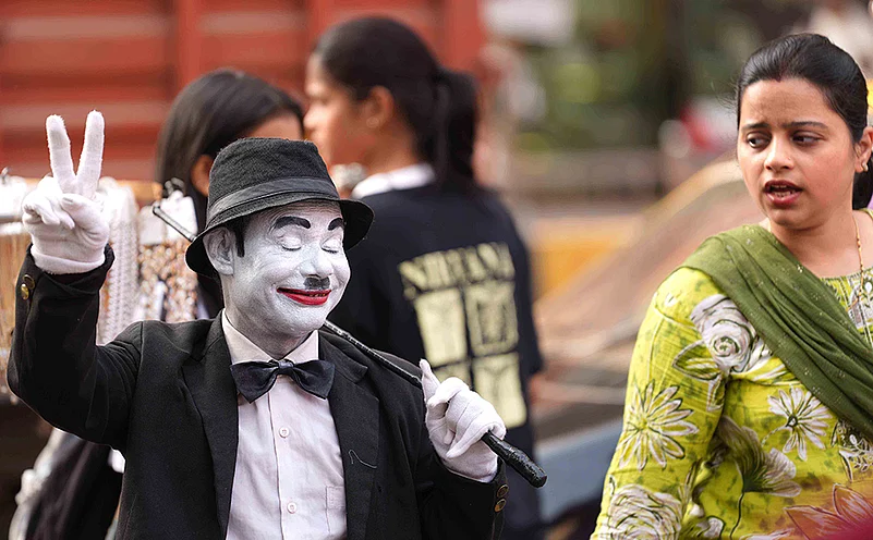 Street artist struggles in Mumbai