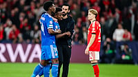 Benfica 0-1 Real Madrid, UCL Play-off 1st Leg: Vinicius' Wondergoal Overshadowed By Chaotic Scenes Vinicius Junior speaks to Alvaro Arbeloa during a delay during Benfica versus Real Madrid
