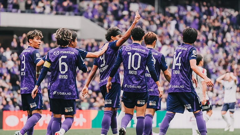 Sanfrecce Hiroshima footballers in action in J League 2025-26 match. - sanfrecce_SFC/X
