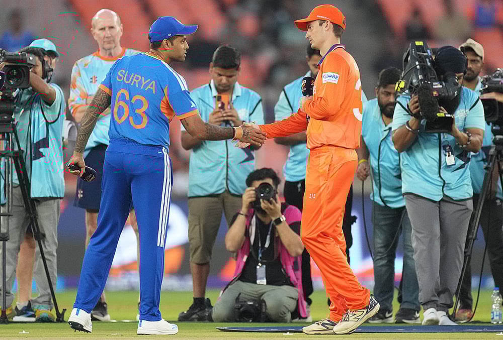 India's captain Suryakumar Yadav, left, and Netherlands' captain Scott Edwards shake hands after the coin toss of the T20 World Cup cricket match between India and Netherlands in Ahmedabad. - | Photo: AP/Ajit Solanki