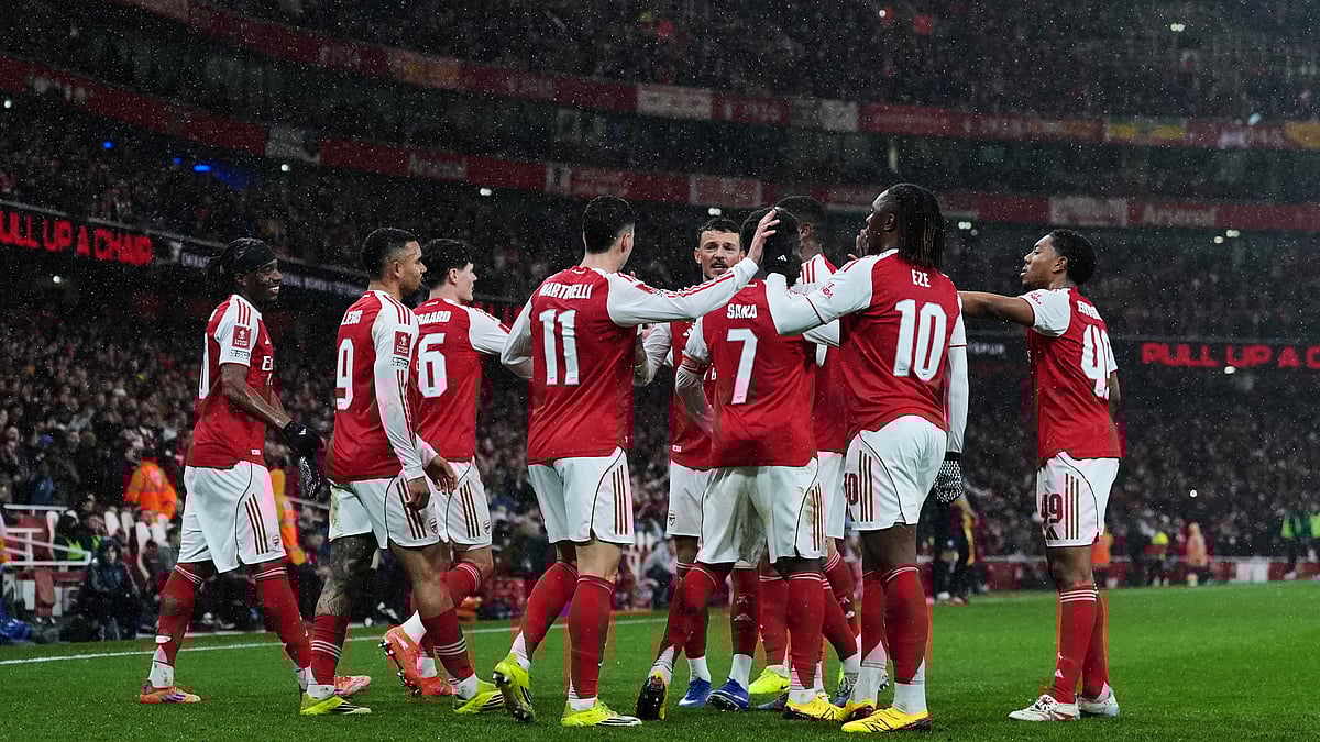 Arsenal players celebrate scoring their siide's fourth goal during the English FA Cup soccer match between Arsenal and Wigan Athletic in London, Sunday, Feb. 15, 2026. - | Photo: AP/Maja Smiejkowska
