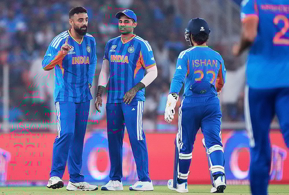 India's Varun Chakravarthy, left, celebrates with teammates the wicket of Netherlands' Max O'Dowd during the T20 World Cup cricket match between India and Netherlands in Ahmedabad. - | Photo: AP/Ajit Solanki