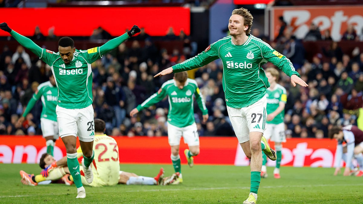Newcastle United's Nick Woltemade, right, celebrates after scoring their third goal of the game against Aston Villa during the English FA Cup fourth round soccer match, Saturday, Feb. 14, 2026, in Birmingham, England. - | Photo: AP/Nigel French
