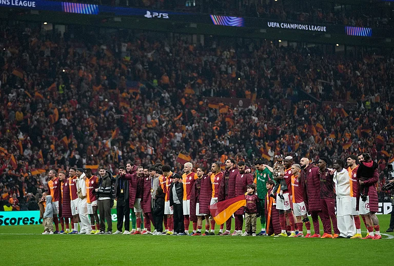 Galatasaray players celebrate after a Champions league play-off first leg soccer match between Galatasaray and Juventus, in Istanbul, Turkey. - | Photo: AP/Khalil Hamra