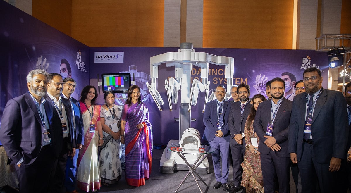 Apollo team with the da Vinci robotic system, celebrating 8,000 surgeries - null