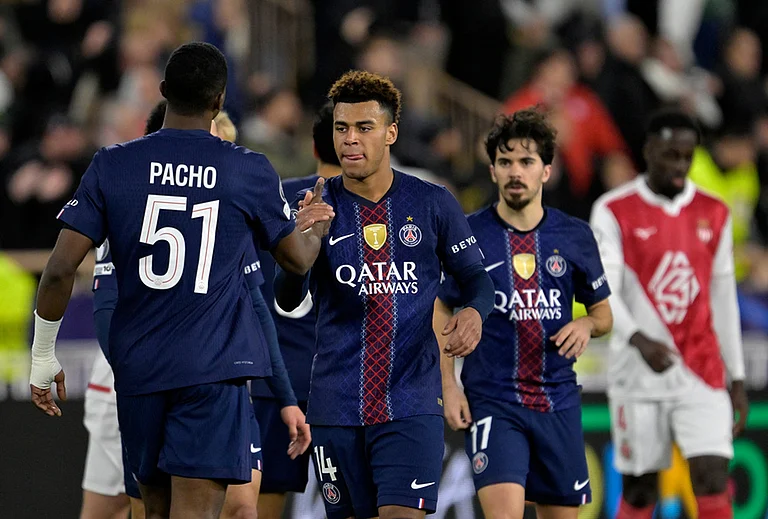 PSG players celebrate at the end of the first-leg of the Champions League playoff soccer match between Monaco and Paris Saint-Germain in Monaco. - | Photo: AP/Philippe Magoni