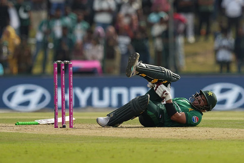 Sahibzada Farhan falls on ground after a muscle cramp