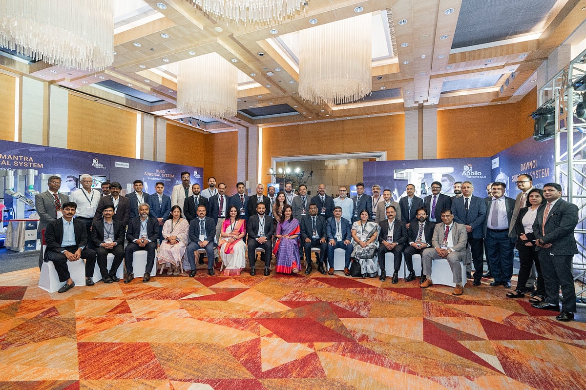 Apollo team with the da Vinci robotic system, celebrating 8,000 surgeries