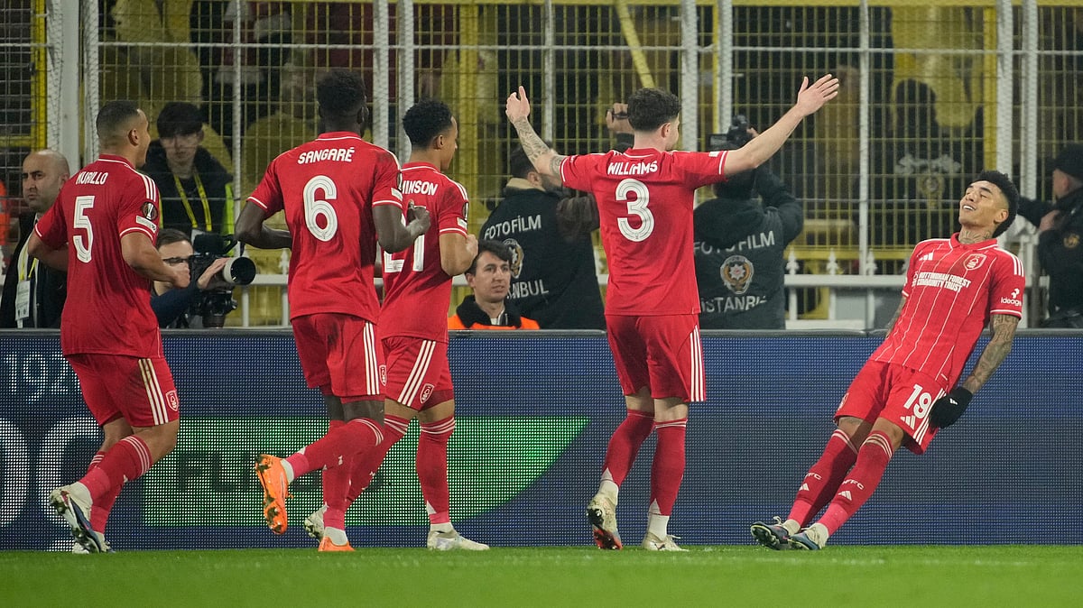 Nottingham Forest's Igor Jesus, right, celebrates with teammates scoring his side's second goal during a Europa league play-off first leg soccer match between Fenerbahce and Nottingham Forest in Istanbul, Turkey, Thursday, Feb. 19, 2026.  - | Photo: AP/Emrah Gurel