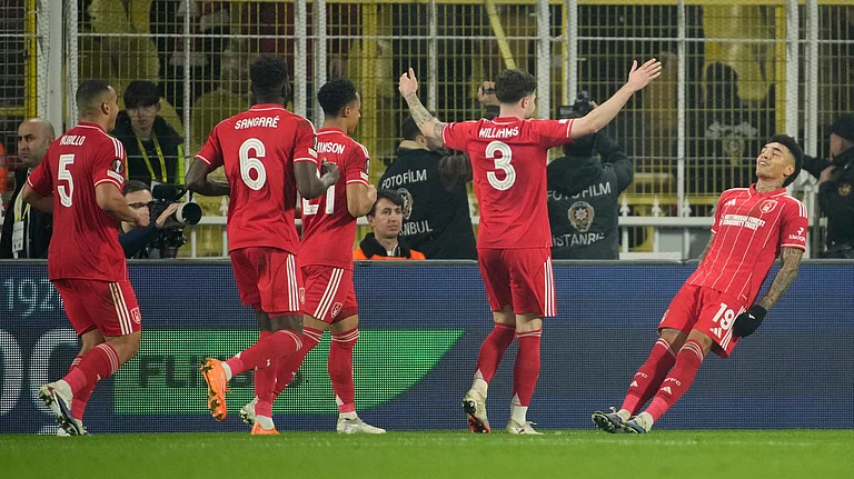 Nottingham Forest's Igor Jesus, right, celebrates with teammates scoring his side's second goal during a Europa league play-off first leg soccer match between Fenerbahce and Nottingham Forest in Istanbul, Turkey, Thursday, Feb. 19, 2026. - | Photo: AP/Emrah Gurel