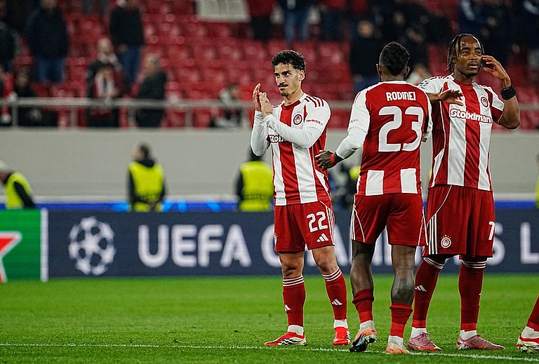 Players of Olympiacos are seen after the end of the Champions League playoff soccer match between Olympiacos and Bayer 04 Leverkusen in Piraeus port, near Athens. - | Photo: AP/Petros Giannakouris