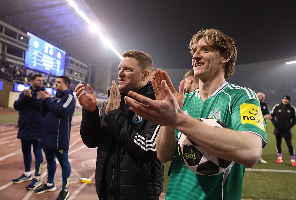 Newcastle's Anthony Gordon, right, and his teammates applaud to fans after the Champions League play-off first leg soccer match between Qarabag and Newcastle in Baku, Azerbaijan. - | Photo: AP