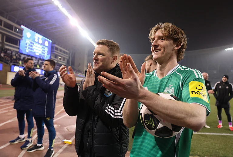Newcastle's Anthony Gordon, right, and his teammates applaud to fans after the Champions League play-off first leg soccer match between Qarabag and Newcastle in Baku, Azerbaijan. - | Photo: AP