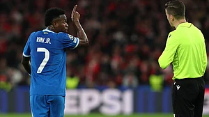 | Photo: AP/Pedro Rocha : Real Madrid's Vinicius Junior argues with referee François Letexier after scoring the opening goal during a Champions League playoff soccer match between SL Benfica and Real Madrid in Lisbon, Portugal, Tuesday, Feb. 17, 2026.