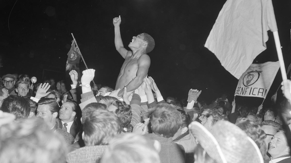 Eusebio celebrating the 1926 European Cup win for Benfica. - | Photo: Wikimedia Commons