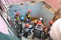 IMAGO / Anadolu Agency : Rescue workers continue search and rescue operations in the building, parts of which collapsed following an explosion on the first floor in Karachi, Pakistan on February 19, 2026.