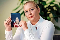 Photo: Imago/Zuma Press Wire : Braveheart: Virginia Giuffre, one of the first women to speak up about being abused by Epstein, holds up a photo of herself as a teenager